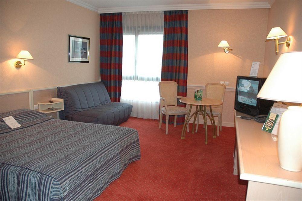 Logis Lyon Est Porte De L'Ain Saint-Maurice-de-Beynost Room photo