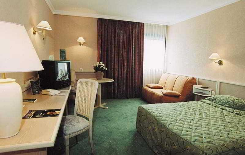 Logis Lyon Est Porte De L'Ain Saint-Maurice-de-Beynost Room photo